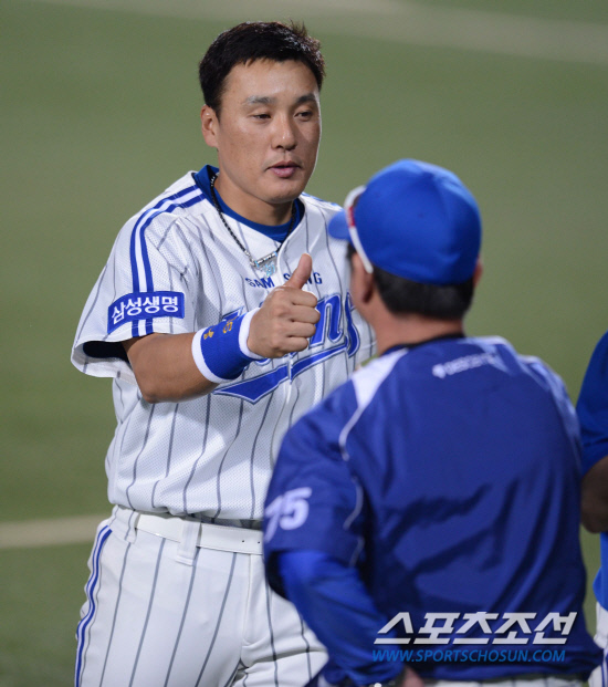 
	15�� ���� �뱸 �ùα��忡�� 2012 ���ξ߱� KIA�� �Ｚ�� ��Ⱑ ���ȴ�. 8��3���� �¸��� �� �Ｚ �̽¿��� ������ ������ �������̺긦 ������ �ִ�.

�뱸=���� ���� kyungmin@sportschosun.com / 2012.5.15.  


