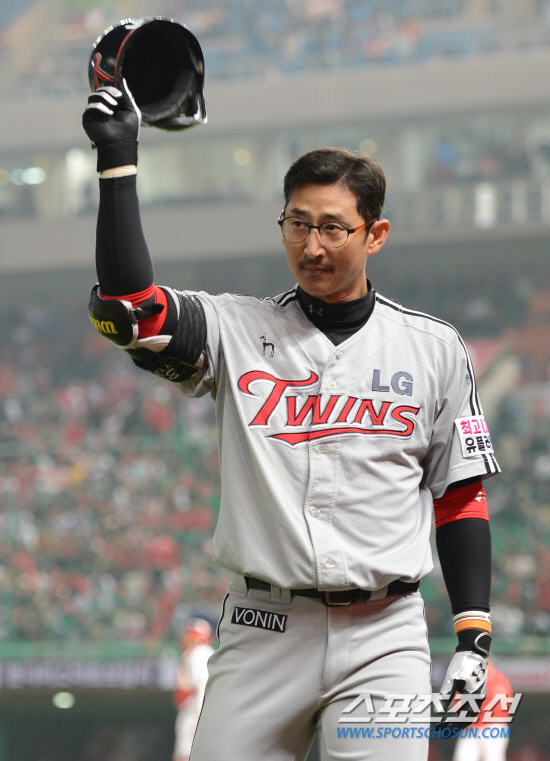 
	���ξ߱� SK�� LG�� ��Ⱑ 15�� ��õ ���б��忡�� ��������. 8ȸ�� ���� 1�� �ڿ����� �������� Ȩ���� ������ ȯȣ�ϰ� �ִ�.

��õ=���ؿ� ���� noodle@sportschosun.com/2012.05.15/


