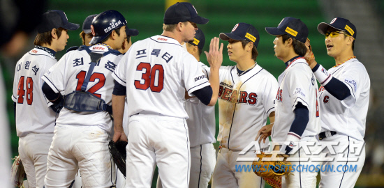 
	�λ� �������� �¸��� Ȯ���� ���� �׶��忡 �� �������̺긦 �ϰ� �ִ�. ���=������ ���� rainmaker@sportschosun.com


