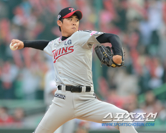 
	���ξ߱� SK�� LG�� ��Ⱑ 15�� ��õ ���б��忡�� ��������. ���� �����찡 ������ ���� ������ �ִ�.

��õ=���ؿ� ���� noodle@sportschosun.com/2012.05.15/


