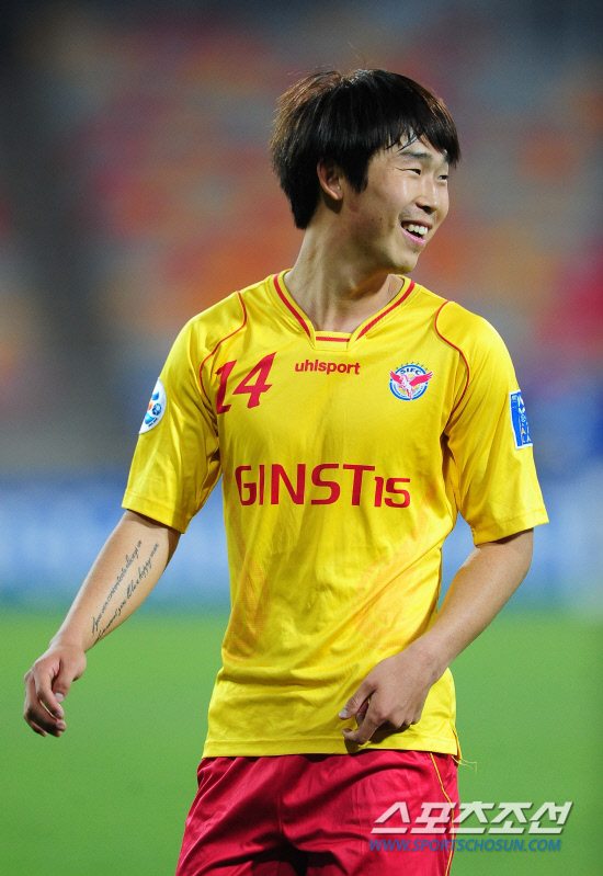 
	�����౸ ������ȭ(�ѱ�)�� ���������� 15�� �߱� ���� �״ٽ�Ÿ��򿡼� ���� �ƽþ��౸����(AFC) è�Ǿ𽺸��� ���� ���� G�� 6���� ���� �״�(�߱�)���� ��⿡�� ��� ���� �ִ�./����(�߱�)=�������������


