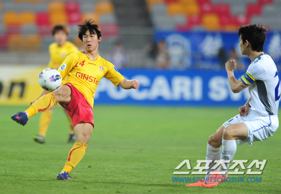 
	�����౸ ������ȭ(�ѱ�)�� ��������(����)�� 15�� �߱� ���� �״ٽ�Ÿ��򿡼� ���� �ƽþ��౸����(AFC) è�Ǿ𽺸��� ���� ���� G�� 6���� ���� �״�(�߱�)���� ��⿡�� ���� �ϰ� �ִ�./����(�߱�)=�������������


