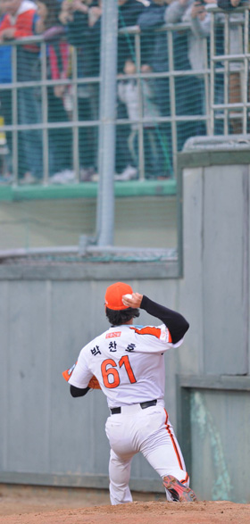 
	��ǿ����� ����ȣ ȿ���� ��Ÿ����?�� �򸮰š�����ȣ(��ȭ)�� ���� ���뵥�� �� ������ 6���� ��� ������ ����ߴ�. ������ ������ 12�� û�� �λ����� �ռ� ���� ���� ���� ����ȣ�� �潺 �ʸ� �ҵ��� ���Ѻ��� ���. /���� ���� kyungmin@sportschosun.com
