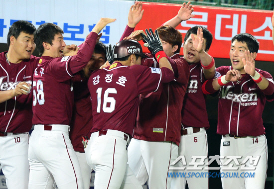 
	��15�� �λ� ���۱��弭 ���� �Ե�-�ؼ������� 5ȸ �������� ������ 11Ȩ���� ����� �ؼ� ����ȣ�� ���ƿ��� ���� ������ �������̺긦 �ϰ� �ִ�. �λ�=������ ���� songs@sportschosum.com


