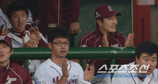 
	9�� �񵿱��忡�� ������ �ؼ�-LG��. �躴���� ���ƿ��� �ɾ� ��⸦ ���Ѻ��� �ڼ��� ġ�� �ִ�. ��=���ؿ� ���� noodle@sportschosun.com


