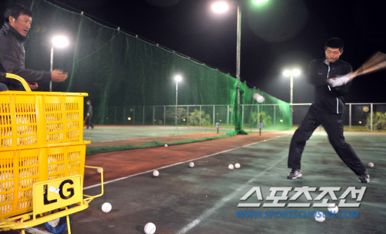 
	���� 2�� ��Ű���� �����Ʒ� �� ���� �� �״Ͻ���Ʈ���� �߰� �����Ʒ��� �ϰ� �ִ� LG �����. ����������DB


