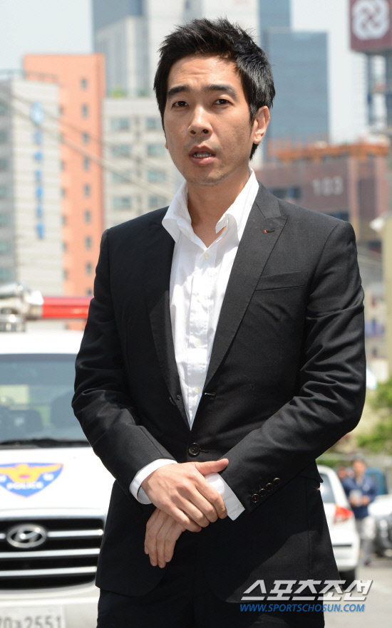 
	������ ���Ǹ� �ް� �ִ� ���� �� ����� �������� 15�� ���� ���縦 �ޱ� ���� ������ �⼮�ִ�. ������ ���� ���ȯ�� �������� ���� 1�� 40�п� ���� �������� ����2���� ���� ����ߴ�. �������� �̳� ������ ���̰� ������ ǥ������ '���Ǹ� �����Ѽ� �˼��ϴ�'�� ���� �� �������� ����. 

�ֹ��� ���� deer@sportschosun.com /2012.05.14/


