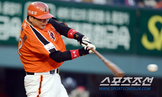 
	��ȭ ���±��� 15�� ��� �λ������� 2ȸ ���߰��� ������ �Ͼ��� 2��Ÿ�� ġ�� �ִ�. ���=������ ���� rainmaker@sportschosun.com


