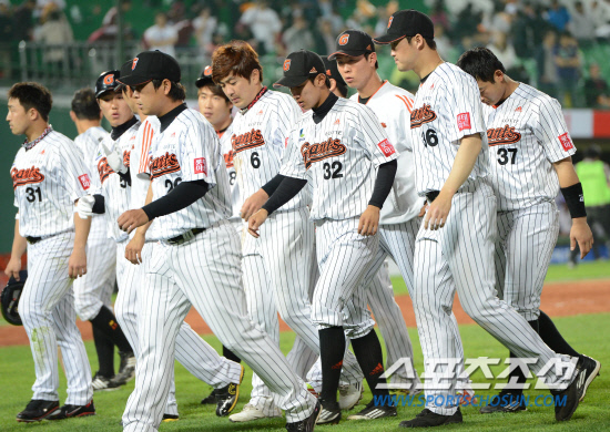 
	15�� �λ�����߱��忡�� ���� ���ξ߱� �Ե��� �ؼ��� ��⿡�� �ؼ��� 9��2 ���и� ���� �Ե� �������� ��� ���� �� �׶��带 �������� �ִ�.�λ�=������ ���� songs@sportschosum.com/2012.5.15


