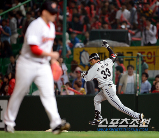 
	���ξ߱� SK�� LG�� ��Ⱑ 15�� ��õ ���б��忡�� ��������. 8ȸ�� ���� 1�� �ڿ����� ���� ����Ȩ���� ������ ȯȣ�ϰ� �ִ�.

��õ=���ؿ� ���� noodle@sportschosun.com/2012.05.15/


