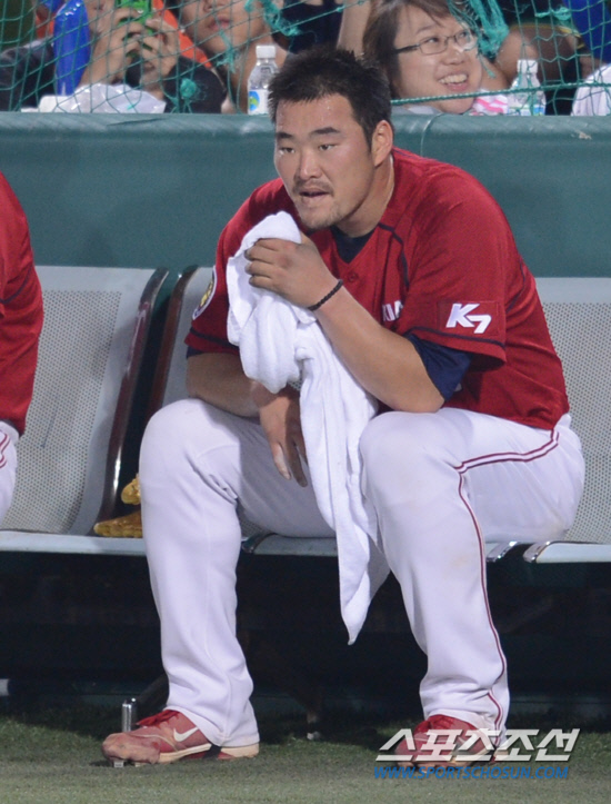 
	15�� ���� �뱸 �ùα��忡�� 2012 ���ξ߱� KIA�� �Ｚ�� ��Ⱑ ���ȴ�. 5ȸ�� ���Ǵ��� KIA �����찡 ��ġ���� ������ ���Ѻ��� �ִ�.

�뱸=���� ���� kyungmin@sportschosun.com / 2012.5.15.


