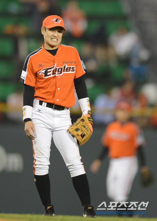 
	   �λ�� ��ȭ�� 2012 ���ξ߱� ���� 3���� ù ��Ⱑ 15�� ��� �߱��忡�� ���� ����. 6ȸ ������ ������ ���̸� ������ ��ȭ ���ݼ� �̴���� 7ȸ �Ǵٽ� �۱� ������ ���� �� �ƽ��� �ϰ� �ִ�.

���=������ ���� rainmaker@sportschosun.com/2012/05.15/


