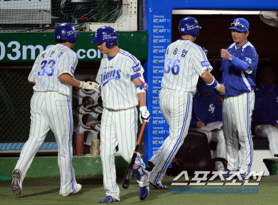 
	16�� ���� �뱸 �ùα��忡�� 2012 ���ξ߱� KIA�� �Ｚ�� ��Ⱑ ���ȴ�. 3ȸ�� �Ｚ ä������ ����Ÿ �� Ȩ�� ���� �̽¿��� �����̰� ������ ������ �������̺긦 ������ �ִ�.

�뱸=���� ���� kyungmin@sportschosun.com / 2012.5.16.     


