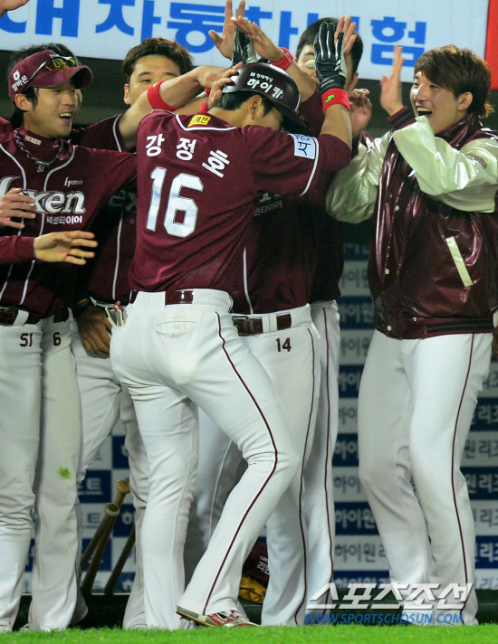 
	16�� �λ�����߱��忡�� ���� ���ξ߱� �Ե��� �ؼ��� ��⿡�� �ؼ� ����ȣ�� 6ȸ 1�� 1�翡�� �Ե� ������ ���� ���� 12ȣ �������� ���ȴ�. ���ƿ����� ������� ���ϸ� �ް� �ִ� ����ȣ.. �λ�=������ ���� songs@sportschosum.com


