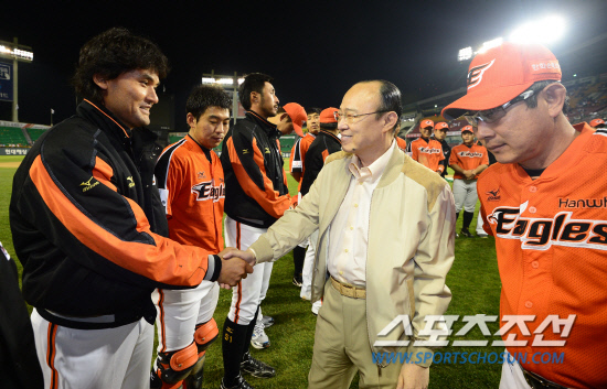 
	   ��ȭ�׷� ��¿� ȸ���� 16�� ��� �߱����� ã��  �̳� ��⸦ �¸��� �̲� �������� �ݷ��ϰ� �ִ�. ��ȸ���� ��ȭ�� ��⸦ ���� ������ ���� ������ 8�� 7�� ��ȭ-LG�� ���� ó���̴�.

���=������ ���� rainmaker@sportschosun.com/2012.05.16/


