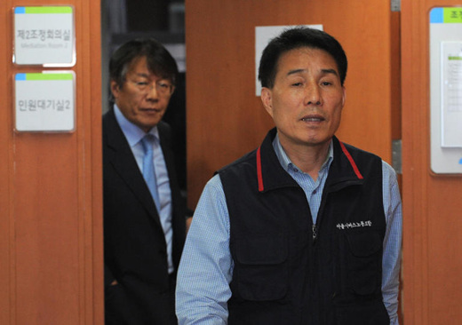 
		17�� ���� ���� ������ ������� ��������뵿����ȸ���� ����ù����뵿���հ� ����ó�������ۻ�������� �ӱ��λ��� �ΰ� ���� ������ ���������� ������ ���� �븳���� ������ �ŵ��� ��� ��ȭ�� ������ ������(������) ������ǥ�������̰� ����ö ���������ۻ������ �̻����� ���� ǥ������ ȸ�ǽ��� ������ �ִ�. /���ý�
