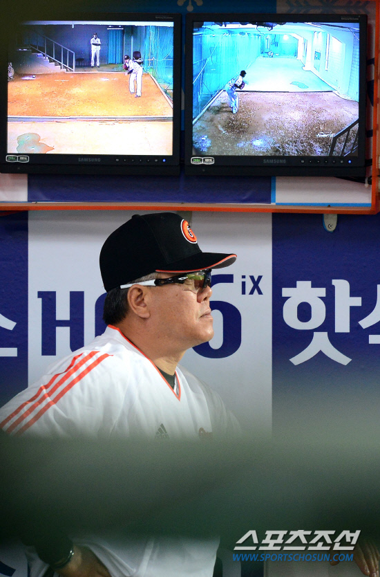 
	16�� �λ� �������忡�� ���� �Ե�-�ؼ���. ���ȣ �Ե� ������ �ʹݺ��� ���带 ������ ������ �󱼷� ��⸦ ���Ѻ��� �ִ�. �λ�=������ ���� songs@sportschosum.com


