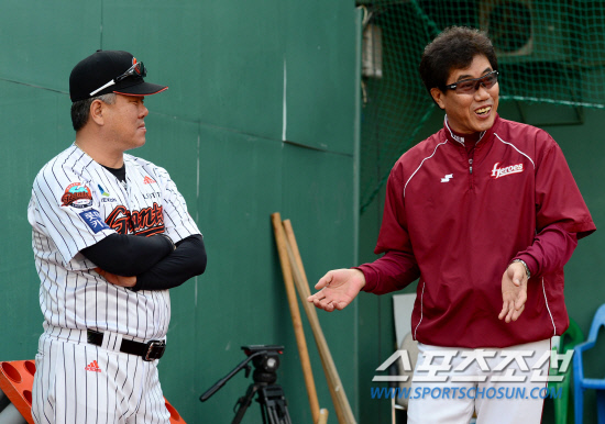 
	15�� ����� ����� �ؼ� ������ �������� 1���� ���ƿ� ��ó���� �̾߱⸦ ������ �ִ� ���ȣ �Ե� ����. �λ�=������ ���� songs@sportschosum.com


