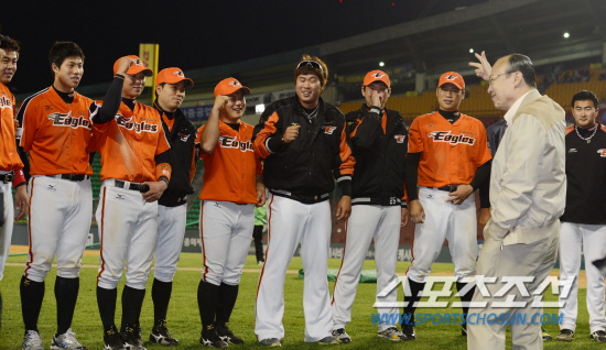 
	    ��ȭ�׷� ��¿� ȸ���� 16�� ��� �߱����� ã��  �̳� ��⸦ �¸��� �̲� �������� �ݷ��� �� �������� ��ġ�� �ִ�. ��ȸ���� ��ȭ�� ��⸦ ���� ������ ���� ������ 8�� 7�� ��ȭ-LG�� ���� ó���̴�.

���=������ ���� rainmaker@sportschosun.com/2012.05.16/


