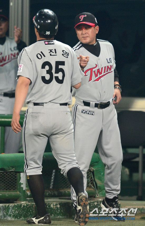 
	8�� �񵿾߱��忡�� ���� ���ξ߱� �ؼ��� LG�� ��⿡�� LG �������� 8ȸ 3Ÿ�� 2��Ÿ�� ���ȴ�. �̺����� �ļ� ��Ÿ �� ������ ����� ������ �������̺긦 ������ �ִ� ������.

��=������ ���� songs@sportschosum.com/2012.5.8


