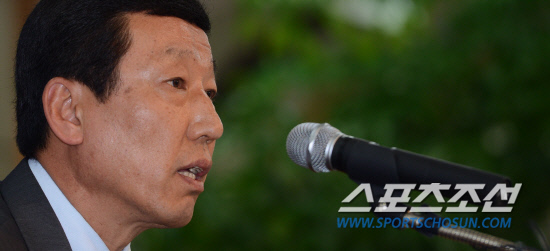 
	�ܱ��� ������ ���׿�(����)�� ��ȭ ������ �ò����� ��� ������ ��ǥ�� �ְ��� ������ 14�� �Ź��� �౸��ȸ���� ����ȸ���� ������. 

���ؿ� ���� noodle@sportschosun.com/2012.05.14/


