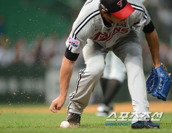 
	16�� ��õ���忡�� 2012 ���ξ߱� LG�� SK�� ��Ⱑ ���ȴ�. 4ȸ�� ���� 1�� SK �輺���� ��Ʈ�� LG ���� �̵����� ��� 1��� �۱��ϴ� ���� ��ģ �� �ٽ� ������ ������ �����ϰ� �ִ�. ��õ=����� ���� cjg@sportschosun.com/2012.05.16/


