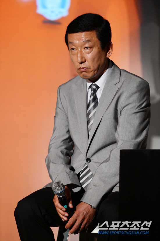 
	�ְ��� ��ǥ�� ������ 17�� ���� ������ ����Ű ǲ�� ť�꼭 26���� ��ǥ�� ������ ��ǥ�ߴ�. �ְ���ȣ 2���� �̹� ��ǥ���� ���� 31�� �����ΰ� ģ����⿡ �̾� 6�� 9�� īŸ���� 2014 ����������� �ƽþ����� �������� 1���� �� 12�� ���ٳ��� 2������ �����Ѵ�. 

������=���ؿ� ���� noodle@sportschosun.com/2012.05.17/


