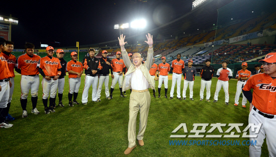 
	   ��ȭ�׷� ��¿� ȸ���� 16�� ��� �߱����� ã��  �̳� ��⸦ �¸��� �̲� �������� �ݷ��� �� ȯȣ�ϴ� �ҵ鿡�� ���� ��� �λ縦 �ϰ� �ִ�. ��ȸ���� ��ȭ�� ��⸦ ���� ������ ���� ������ 8�� 7�� ��ȭ-LG�� ���� ó���̴�.

���=������ ���� rainmaker@sportschosun.com/2012.05.16/


