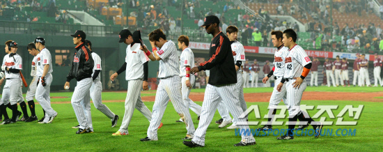 
	16�� �λ�����߱��忡�� ���� ���ξ߱� �Ե��� �ؼ��� ��⿡�� �Ե��� �ؼ��� ��Ʋ ���� ���и� ���ߴ�. ��� ���� �� ������ ������ �׶��带 ������ �ִ� �Ե� ������.

�λ�=������ ���� songs@sportschosum.com/2012.5.16


