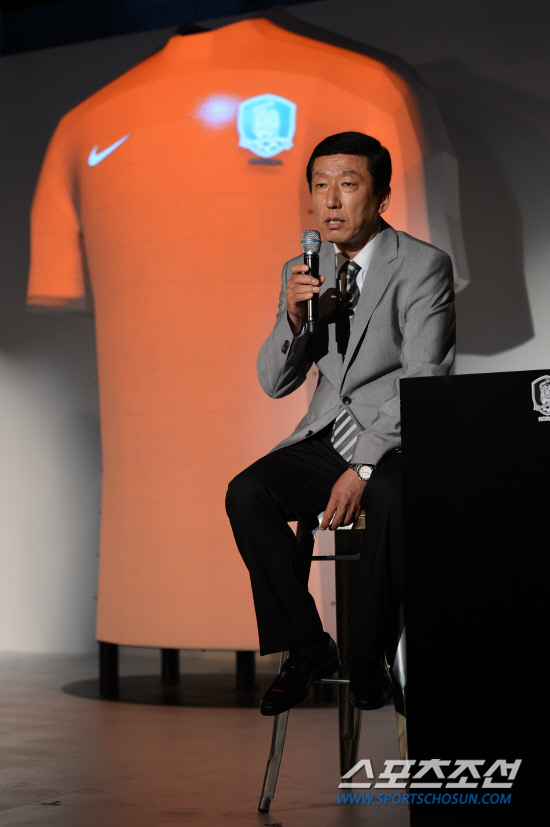 
	�ְ��� ��ǥ�� ������ 17�� ���� ������ ����Ű ǲ�� ť�꼭 26���� ��ǥ�� ������ ��ǥ�ߴ�.  ���ؿ� ���� noodle@sportschosun.com/2012.05.17/


