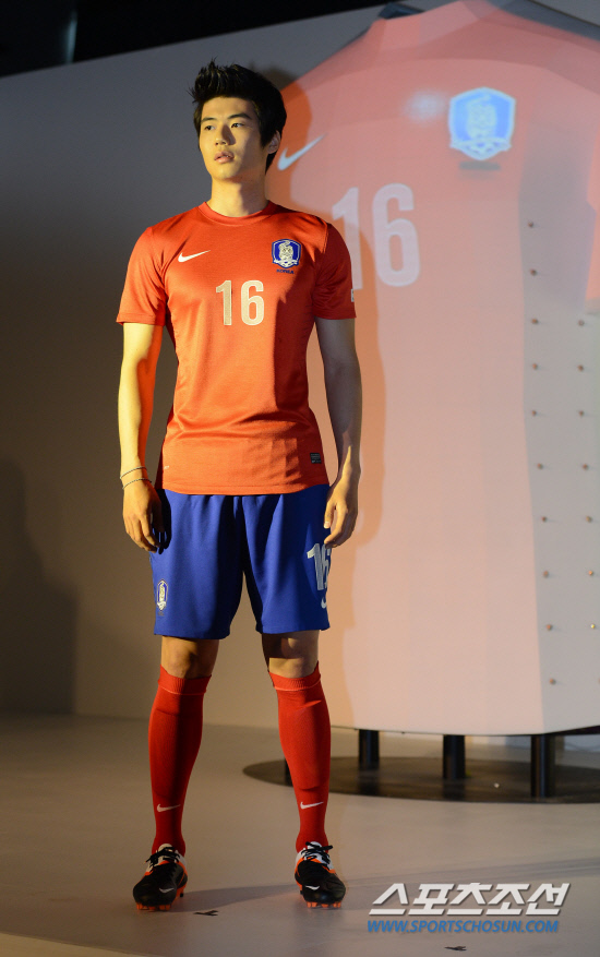 
	�ְ��� ��ǥ�� ������ 17�� ���� ������ ����Ű ǲ�� ť�꼭 26���� ��ǥ�� ������ ��ǥ�ߴ�. 

���� ��ǥ�� ���� ��ǥ�� ���ο� ������ ��ǥȸ���� �⼺���� ��� ���ϰ� �ִ�.

 �ְ���ȣ 2���� �̹� ��ǥ���� ���� 31�� �����ΰ� ģ����⿡ �̾� 6�� 9�� īŸ���� 2014 ����������� �ƽþ����� �������� 1���� �� 12�� ���ٳ��� 2������ �����Ѵ�. 

������=���ؿ� ���� noodle@sportschosun.com


