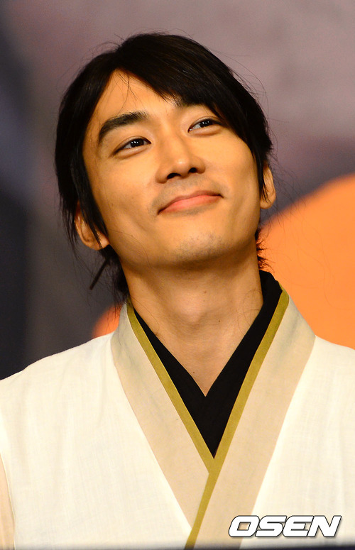 
	�۽��� "'��ǰ' '����' �� �Ű澲�δ�..���ڸ��� ��������"
