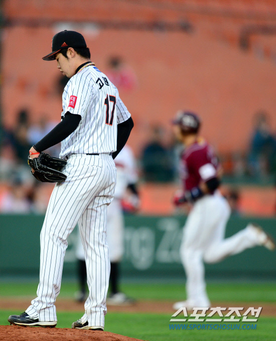 
	17�� �λ�����߱��忡�� ���� ���ξ߱� �Ե��� �ؼ��� ��⿡�� ���� ������ �Ե� �������� 3ȸ �ؼ� ���ñ�(������)���� �ַ� Ȩ���� ����ߴ�. ������ ������ �ƽ����ϰ� �ִ� ������. �λ�=������ ���� songs@sportschosum.com


