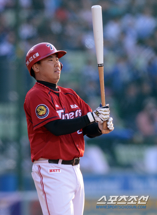 
	17�� ���� �뱸 �ùα��忡�� 2012 ���ξ߱� KIA�� �Ｚ�� ��Ⱑ ���ȴ�. 1ȸ�� Ÿ���� �� KIA �̹�ȣ�� ��Ʈ�� ���� �ڼ��� ���ٵ�� �ִ�.

�뱸=���� ���� kyungmin@sportschosun.com / 2012.5.17.


