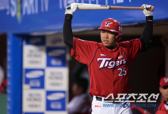 
	17�� ���� �뱸 �ùα��忡�� 2012 ���ξ߱� KIA�� �Ｚ�� ��Ⱑ ���ȴ�. 3ȸ�� KIA �̹�ȣ�� �ι�° Ÿ���� ���� �ִ�.

�뱸=���� ���� kyungmin@sportschosun.com / 2012.5.17.


