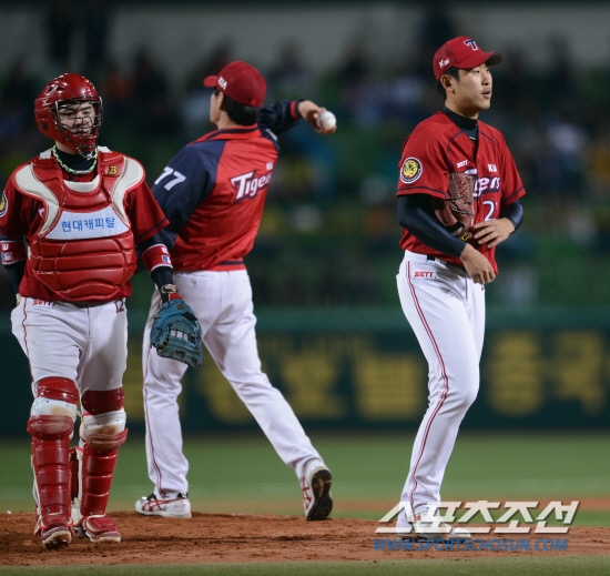 
	17�� ���� �뱸 �ùα��忡�� 2012 ���ξ߱� KIA�� �Ｚ�� ��Ⱑ ���ȴ�. 4ȸ�� �Ｚ �迵������ ��Ÿ�� ����� KIA �������� ����忡�� �������� �ִ�. 

�뱸=���� ���� kyungmin@sportschosun.com / 2012.5.17.


