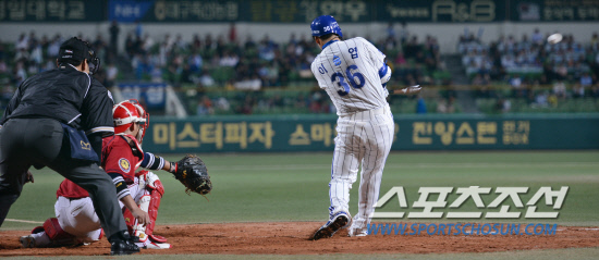 
	17�� ���� �뱸 �ùα��忡�� 2012 ���ξ߱� KIA�� �Ｚ�� ��Ⱑ ���ȴ�. 4ȸ�� �Ｚ �̽¿��� ���� ������ 1Ÿ�� ����Ÿ�� ġ�� �ִ�.

�뱸=���� ���� kyungmin@sportschosun.com / 2012.5.17.


