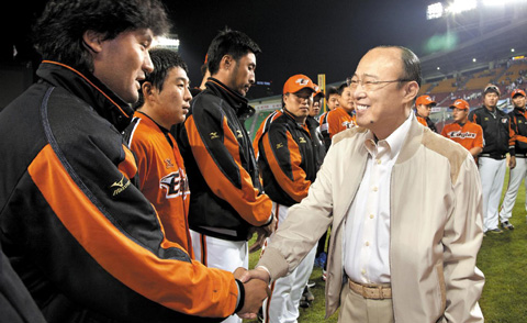 
	�׷� �Ѽ����� �߱��� �ຸ�� ��½ �þ���. ��¿�(������) ��ȭ ȸ���� ���� 16�� ���� ��Ǿ߱��忡�� ��ȭ�̱۽� �Ҽ� ����ȣ ������ �Ǽ��ϰ� �ִ�. /��ȭ ����
