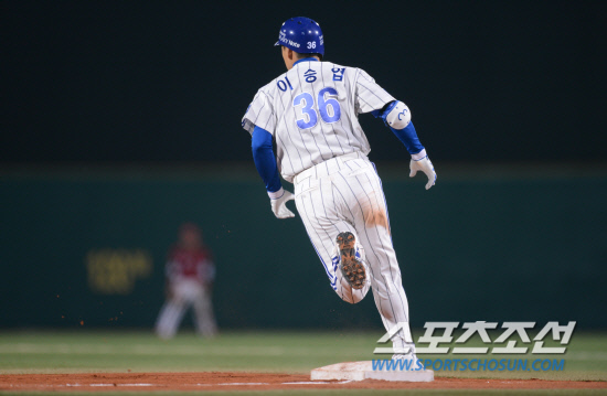 
	17�� ���� �뱸 �ùα��忡�� 2012 ���ξ߱� KIA�� �Ｚ�� ��Ⱑ ���ȴ�. 6ȸ�� �Ｚ �̽¿��� �¿� �ַ�Ȩ���� ģ �� 1�縦 ���� �ִ�.

�뱸=���� ���� kyungmin@sportschosun.com / 2012.5.17.


