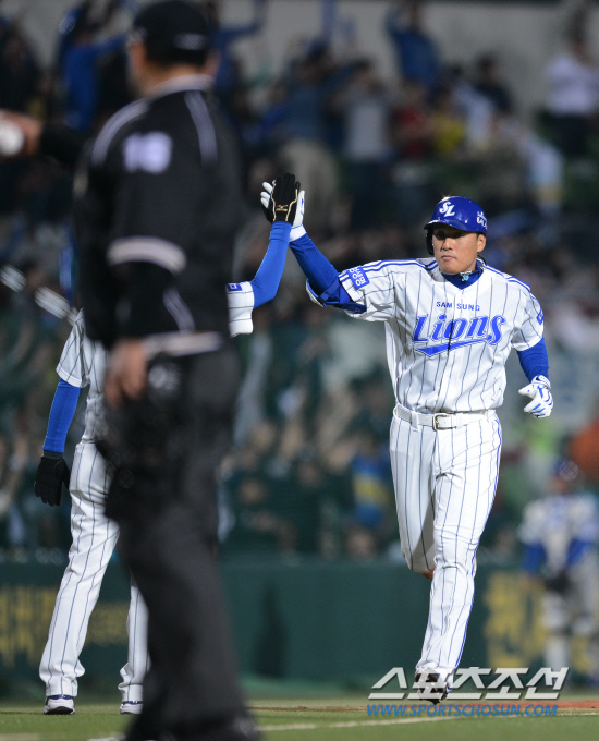 
	17�� ���� �뱸 �ùα��忡�� 2012 ���ξ߱� KIA�� �Ｚ�� ��Ⱑ ���ȴ�. 6ȸ�� �Ｚ �̽¿��� �¿� �ַ�Ȩ���� ģ �� ����� ��ġ�� �������̺긦 ������ �ִ�.

�뱸=���� ���� kyungmin@sportschosun.com / 2012.5.17.


