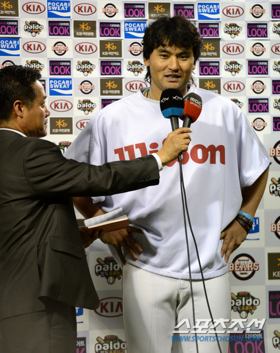 
	�λ�� ��ȭ�� ���� 3���� �������� ��Ⱑ 17�� ��Ǳ��忡�� ���ȴ�. 5��1 �¸��� ��⸦ �������ѵ� �¸������� �� ����ȣ�� ���ͺ並 �ϰ� �ִ�.

���=���� ���� wook@sportschosun.com/2012.05.17/


