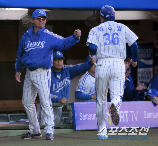 
	17�� ���� �뱸 �ùα��忡�� 2012 ���ξ߱� KIA�� �Ｚ�� ��Ⱑ ���ȴ�. 1ȸ�� �Ｚ �������� ����Ÿ �� Ȩ�� ���� �̽¿��� ������ ������ �ָ��� ���߰� �ִ�.

�뱸=���� ���� kyungmin@sportschosun.com / 2012.5.17.


