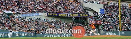 
	����ȣ�� �� �ϳ��ϳ��� ��Ǿ߱����� ã�� �߱��ҵ��� �����ߴ�. ���� ���� �� ���� ������ ���� �ٴ� ����ȣ�� 17�� �λ��������� 2��7000���� �߱����� ������ 7��� ���� ���� ����� �̾��. ������ ����ȣ�� �λ� Ÿ�ڸ� ���� �����ϰ� �ִ� ���. /���� ���� wook@sportschosun.com
