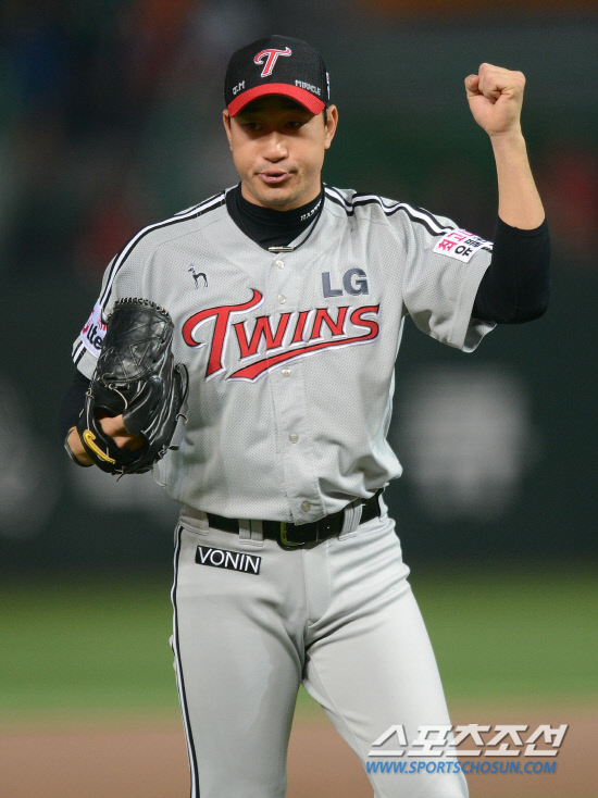 
	17�� ��õ���忡�� 2012 ���ξ߱� LG�� SK�� ��Ⱑ ���ȴ�. LG�� 1-0���� �ռ� 9ȸ 2�� 1�翡�� �������� ������ LG ���߱��� �� �¸��� ��Ų �� �⻵�ϰ� �ִ�. ��õ=����� ���� cjg@sportschosun.com


