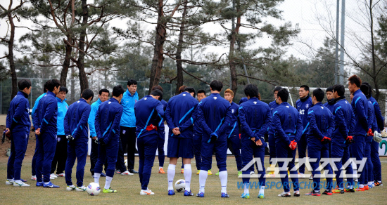 
	���ְ���ȣ 2�� ������ ��ǥ�ƴ�. ������������ ���ٳ������� 3������ ġ���� �Ѵ�. �����Ǻ� ���� ������ �߰ſ� �����̴�. ������Ʈ���� �յΰ� �ִ� 2�� 28�� ����NFC���� �Ʒ��� A��ǥ�� �������� �� �ڸ��� �� �̾߱⸦ ������ �ִ�. ����=������ ���� songs@sportschosun.com


