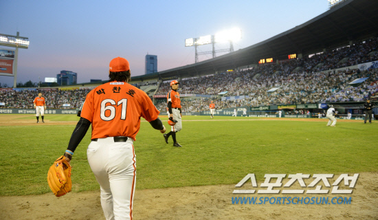 
	��ȭ ����ȣ�� 17�� ��ǿ��� �λ��� ���� ȣ���� ��ġ�� ���� 2��°�� ���´�. �����ӰԵ� ����ȣ�� �¸��� �ŵ� 2�� ��� ������� �λ��̾���. ���=���� ���� wook@sportschosun.com


