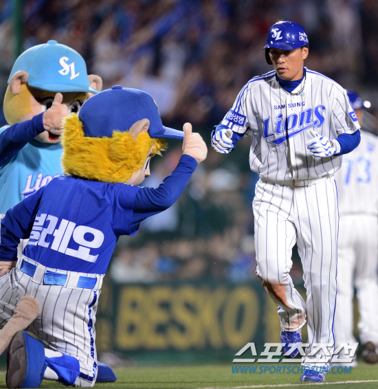 
	17�� ���� �뱸 �ùα��忡�� 2012 ���ξ߱� KIA�� �Ｚ�� ��Ⱑ ���ȴ�. 6ȸ�� �Ｚ �̽¿��� �¿� �ַ�Ȩ���� ģ �� ������Ʈ �������� �������̺긦 ������ �ִ�.

�뱸=���� ���� kyungmin@sportschosun.com / 2012.5.17.


