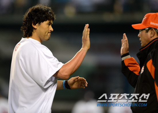 
	�λ�� ��ȭ�� ���� 3���� �������� ��Ⱑ 17�� ��Ǳ��忡�� ���ȴ�. 5��1 �¸��� ��⸦ �������ѵ� �¸������� �� ����ȣ�� �Ѵ�ȭ ������ �������̺긦 �ϰ� �ִ�.

���=���� ���� wook@sportschosun.com/2012.05.17/


