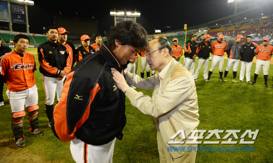 
	   ��ȭ�׷� ��¿� ȸ���� 16�� ��� �߱����� ã��  �̳� ��⸦ �¸��� �̲� �������� �ݷ��ϰ� �ִ�. ��ȸ���� ��ȭ�� ��⸦ ���� ������ ���� ������ 8�� 7�� ��ȭ-LG�� ���� ó���̴�.

���=������ ���� rainmaker@sportschosun.com/2012.05.16/


