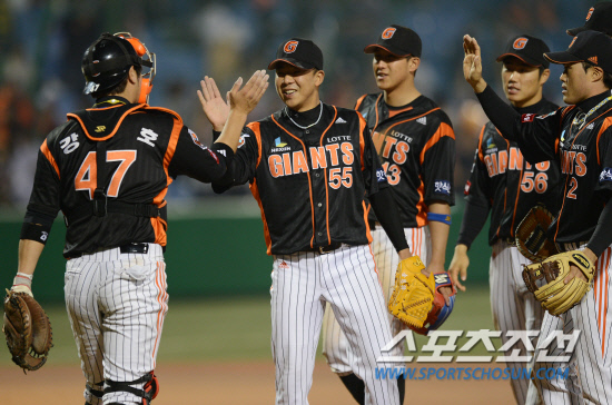 
	12�� �������忡�� 2012 ���ξ߱� �Ե��� ��ȭ�� ��Ⱑ ���ȴ�. 6-4�� �������� �ŵ� �Ե� �������� ��������� �� �¸��� �����ϰ� �ִ�. ����� �����.

����=����� ���� cjg@sportschosun.com/2012.05.12/


